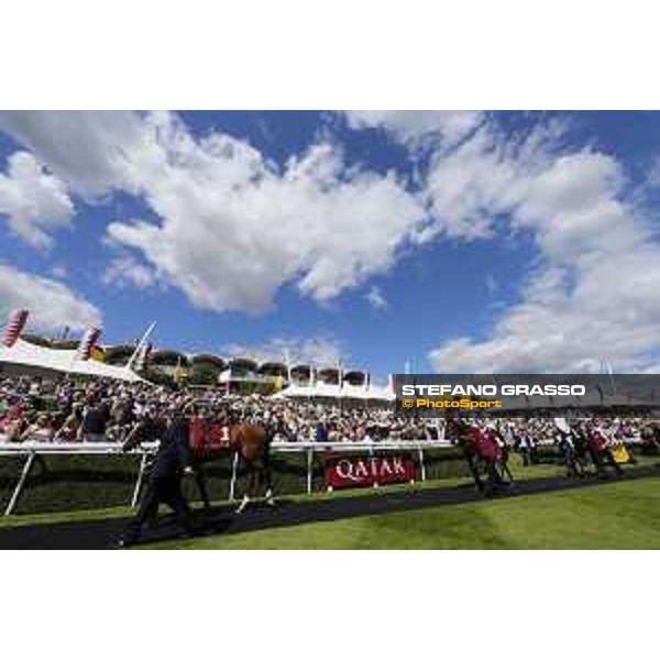Goodwood - QATAR Goodwood Festival Grandstand and racegoers of the QATAR Goodwood Cup Goodwood,30th july 2015 ph.Stefano Grasso/QEF
