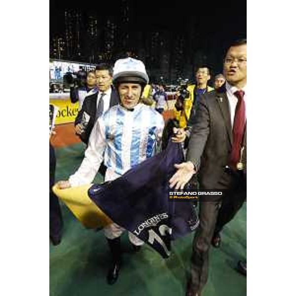 Longines Hong Kong Jockeys Championship Mirco Demuro on Mutual Joy wins the 3rd leg of Longines HKJC Championship Hong Kong - Happy Valley racecourse,7th dec.2016 ph.Stefano Grasso/Longines