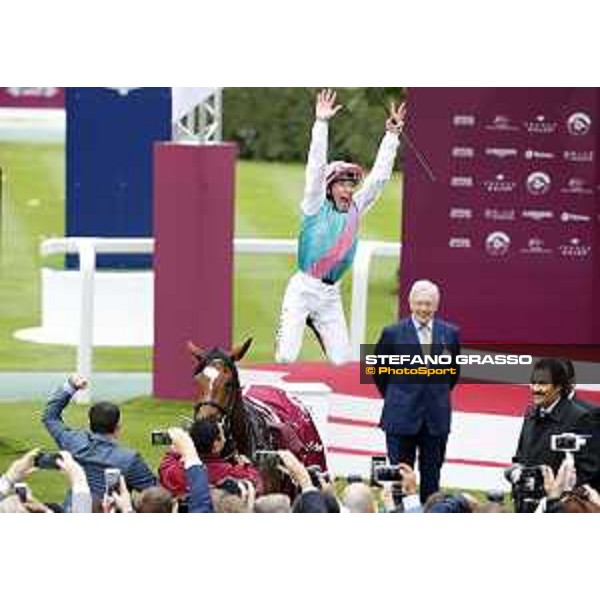Frankie Dettori celebrates with his famous flying dismount after winning the Qatar Arc de Triomphe Chantilly, 1st october 2017 ph.Stefano Grasso