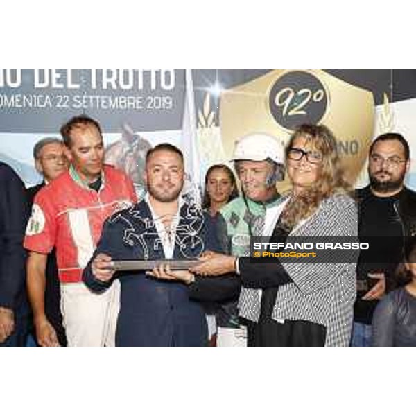 Paola De Crescenzo presents the trophy to the owner of Alrajah One Napoli - Agnano, 22 settembre 2019 Ph.Stefano Grasso/Ippodromi Partenopei